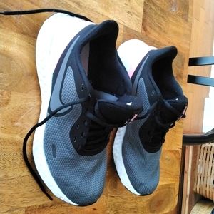 Nike Black Grey Pink Revolution 5 Running Sneaker Shoe